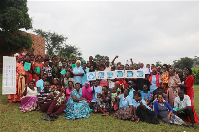 우간다 키비시 새마을금고 회원들이 대출교육을 받고 기념 사진 촬영을 하고 있다. 새마을금고중앙회 제공