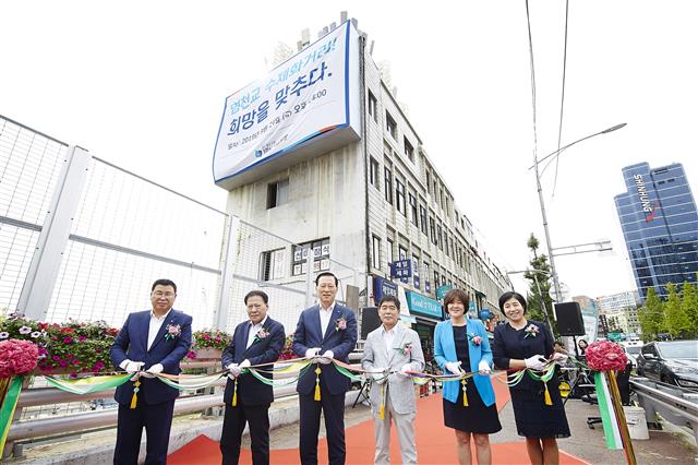 김도진(왼쪽 세 번째) IBK기업은행장이 지난 9월 서울 염천교 수제화거리에서 열린 ‘IBK희망디자인 오픈 행사’에서 고기황(왼쪽 네 번째) 염천교 수제화거리 상인회장을 비롯한 관계자들과 기념촬영을 하고 있다. IBK기업은행 제공