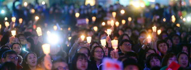 2016년 말을 장식한 한국의 촛불집회는 대표적인 비폭력 집회로 꼽힌다. ‘비폭력 시민운동은’의 저자들은 비폭력 집회가 시민 참여를 확장할 수 있기 때문에 성공 확률이 높다고 분석했다. 서울신문 DB