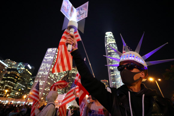 28일 홍콩 센트럴 에딘버러 광장에서 열린 ‘미국 인권 및 민주주의 법안 통과 추수감사절’ 집회에서 자유의 여신 복장을 한 참석자가 구호를 외치고 있다. 홍콩 연합뉴스