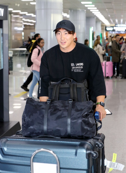 밝은 표정으로 입국하는 나성범