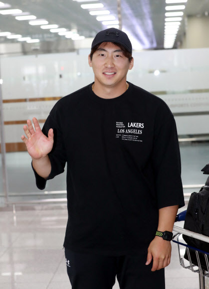 밝은 표정으로 입국하는 나성범