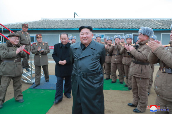 김정은 북한 국무위원장이 전날 국방과학원에서 진행한 초대형 방사포 시험사격을 참관했다고 조선중앙통신이 29일 보도했다. 연합뉴스