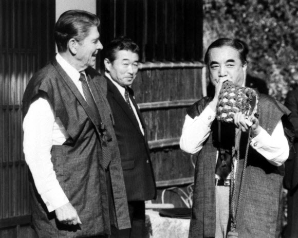 1983년 도쿄 히노데 마을에서 방일 중인 로널드 레이건 미 대통령과 함께 있는 모습.