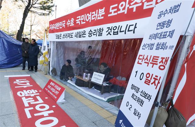 황교안 단식 중단... 최고위원은 계속 단식