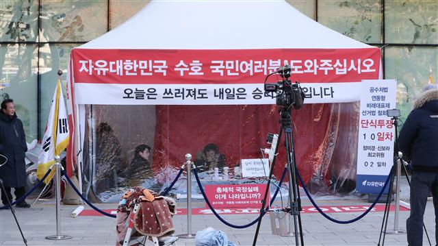 황교안 대표 단식 중단... 정미경·신보라는 계속