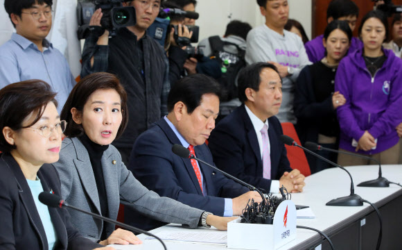 나경원 기자회견 지켜보는 어린이 교통사고 피해자 부모들