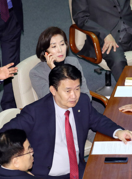통화하는 나경원 원내대표
