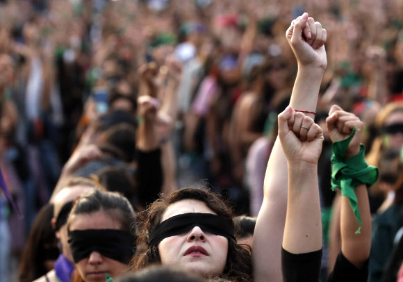 페미니스트 운동가들이 29일(현지시간) 멕시코 시티의 조칼로 광장에서 시위를 하고 있다.  평균적으로 멕시코에서 매일 10명의 여성이 살해돼, 여성에게 세계에서 가장 위험한 나라 중 하나가 되었다. AP 연합뉴스