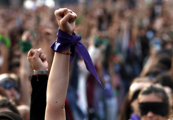 페미니스트 운동가들이 29일(현지시간) 멕시코 시티의 조칼로 광장에서 시위를 하고 있다.  평균적으로 멕시코에서 매일 10명의 여성이 살해돼, 여성에게 세계에서 가장 위험한 나라 중 하나가 되었다. AP 연합뉴스