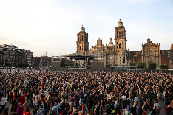 수천명의 여성들이 29일(현지시간) 멕시코 시티에서 열린 시위에 참여하고 있다. 절정에 달한 시위에는 적어도 2,000명의 여성들이 멕시코 시티의 주요 공공 광장에서 성 차별적인 폭력과 여성 살해에 대한 페미니스트 퍼포먼스를 함께 했다. EPA 연합뉴스