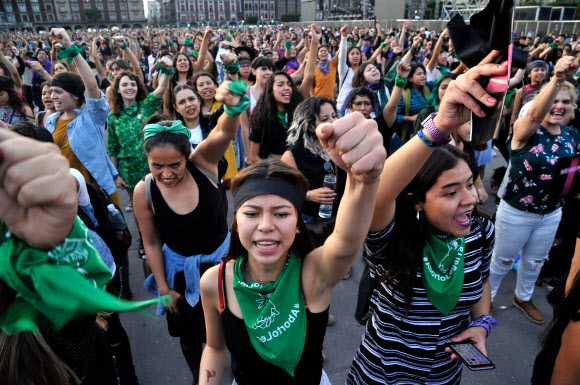 수천명의 여성들이 29일(현지시간) 멕시코 시티에서 열린 시위에 참여하고 있다. 절정에 달한 시위에는 적어도 2,000명의 여성들이 멕시코 시티의 주요 공공 광장에서 성 차별적인 폭력과 여성 살해에 대한 페미니스트 퍼포먼스를 함께 했다. AFP 연합뉴스