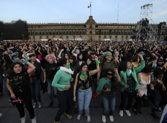 수천명의 여성들이 29일(현지시간) 멕시코 시티에서 열린 시위에 참여하고 있다. 절정에 달한 시위에는 적어도 2,000명의 여성들이 멕시코 시티의 주요 공공 광장에서 성 차별적인 폭력과 여성 살해에 대한 페미니스트 퍼포먼스를 함께 했다. AP 연합뉴스