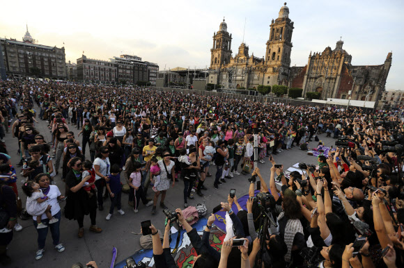 수천명의 여성들이 29일(현지시간) 멕시코 시티에서 열린 시위에 참여하고 있다. 절정에 달한 시위에는 적어도 2,000명의 여성들이 멕시코 시티의 주요 공공 광장에서 성 차별적인 폭력과 여성 살해에 대한 페미니스트 퍼포먼스를 함께 했다. AP 연합뉴스