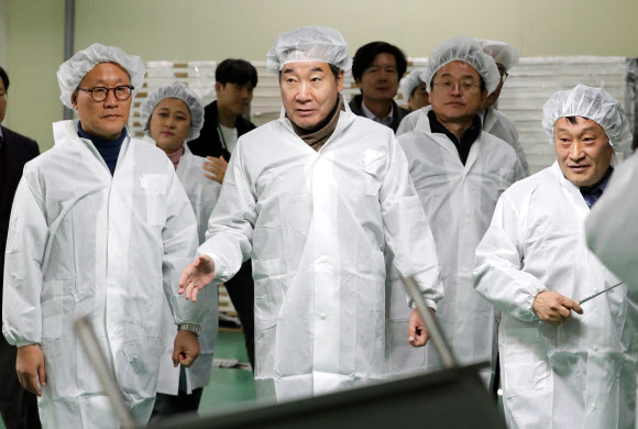 상주곶감 유통시설 살피는 이낙연 총리