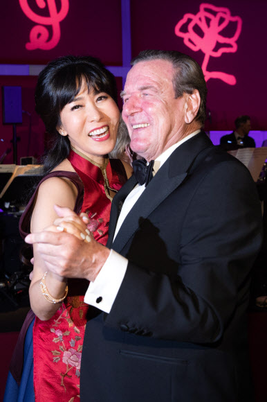 게르하르트 슈뢰더(오른쪽) 전 독일 총리와 아내 김소연씨가 29일(현지시간) 독일 베를린에서 열린 ‘German Press Ball 2019’에서 춤을 추고 있다. EPA 연합뉴스