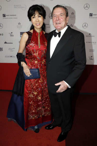 게르하르트 슈뢰더(오른쪽) 전 독일 총리와 아내 김소연씨가 29일(현지시간) 독일 베를린에서 열린 ‘German Press Ball 2019’에 참석해 포즈를 취하고 있다. EPA 연합뉴스