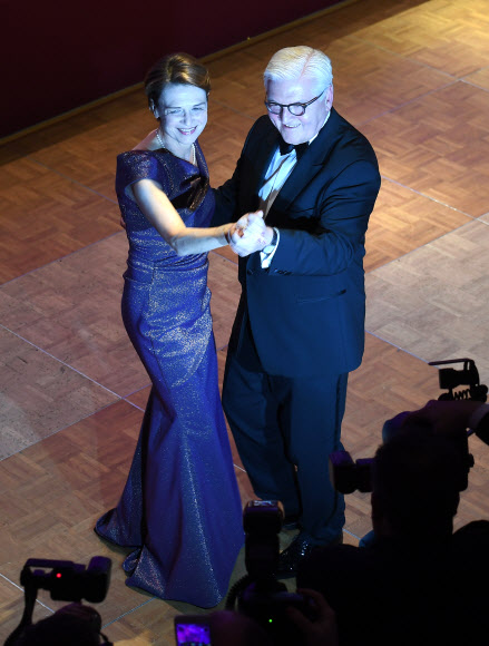 프랑크 발터 슈타인마이어(오른쪽) 독일 대통령과 아내 엘케 뷔덴벤더 여사가 29일(현지시간) 독일 베를린에서 열린 ‘German Press Ball 2019’에서 춤을 추고 있다. AFP 연합뉴스