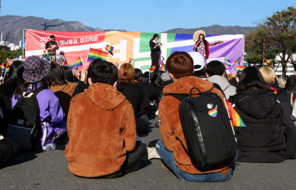 경남 첫 퀴어축제 즐기는 참가자들