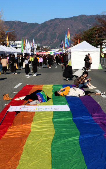 경남 첫 퀴어축제 즐기는 참가자들