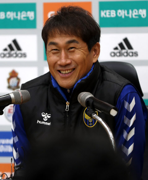 활짝 웃는 유상철 감독