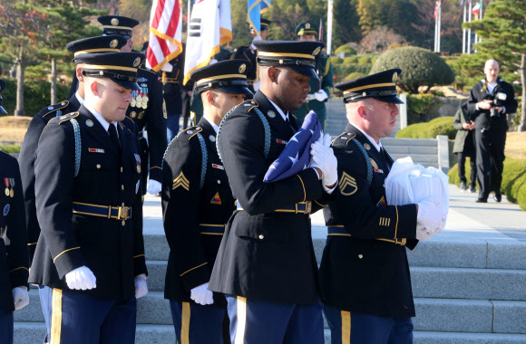 운구되는 참전용사 유해