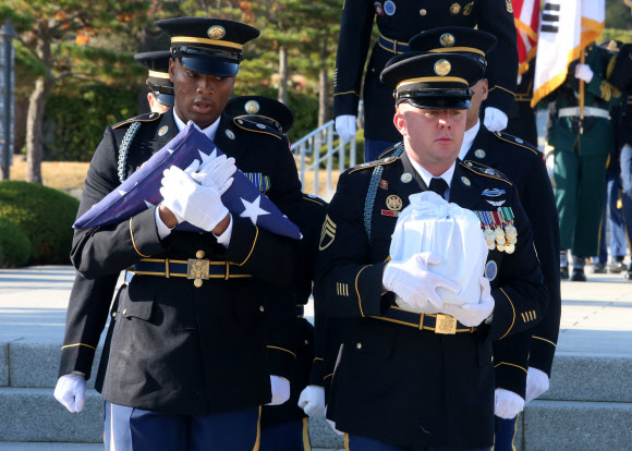 운구되는 참전용사 유해