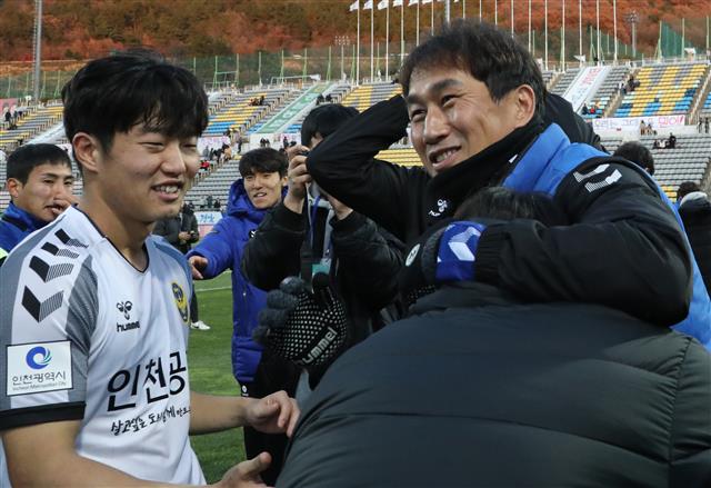 기쁨 나누는 유상철 감독