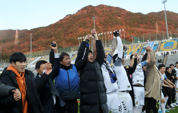 환호하는 인천 유상철 감독