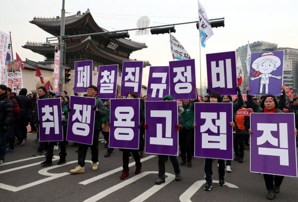 행진하는 민중대회 참가자들