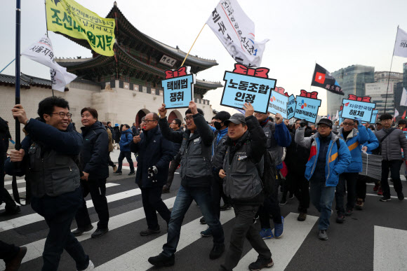행진하는 민중대회 참가자들