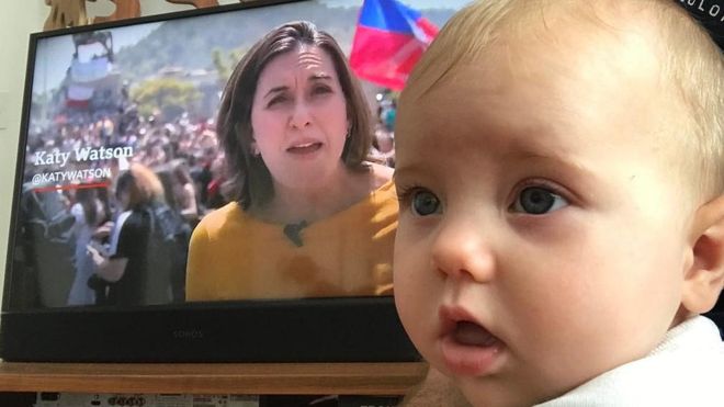 지난 5월 세상에 나온 딸 이사도라가 영국 BBC 뉴스 화면에 나온 엄마 캐티 왓슨이 남미 출장 가 현지 리포트하는 방송 화면 앞에서 어리둥절한 표정을 짓고 있다. BBC 홈페이지 캡처