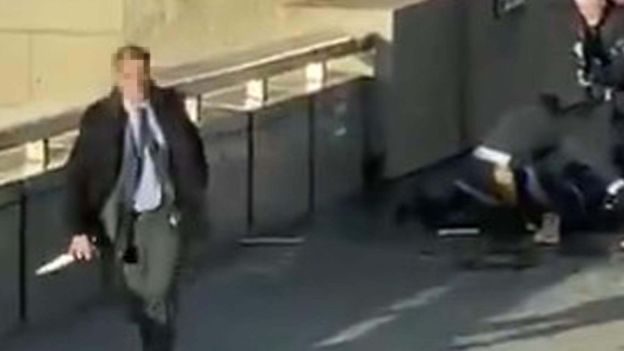 흉기 테러 용의자 우스만 칸의 손에서 흉기를 빼앗아든 용감한 남성. 나중에 영국교통경찰국(BTP)의 사복 경찰관으로 밝혀졌다.  BBC 홈페이지 캡처
