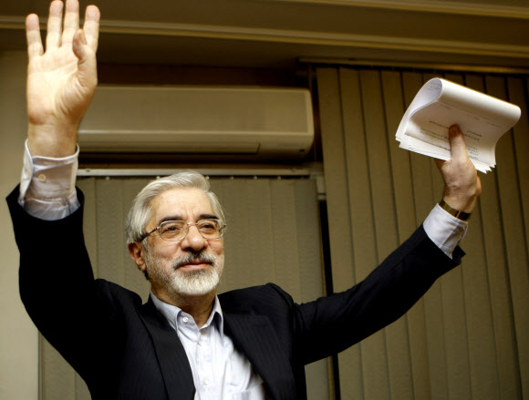 가택연금 중인 이란 야당 지도자 미르 호세인 무사비의 2009년 6월 사진. AP자료 사진