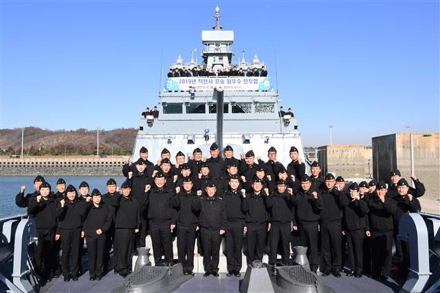 해군2함대사령부 소속 이정호(앞줄 가운데) 중령을 비롯한 인천함 승조원들이 최우수 전투함인 ‘탑건함’ 선발을 기념하며 인천함을 배경으로 기념촬영을 하고 있다. 해군 제공