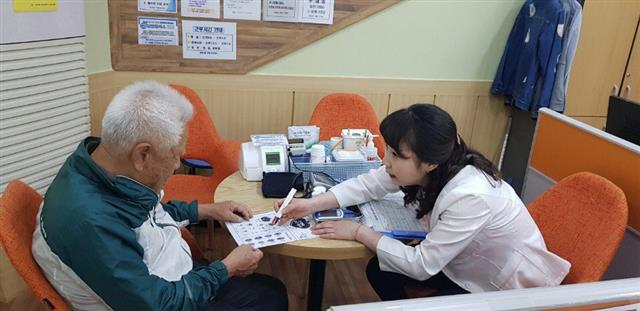 지난달 25일 부산 해운대구 반송2동 주민센터에 설치된 마을건강센터에서 마을간호사가 주민의 건강상태를 측정하고서 어떻게 치료해야 할지 상담해 주고 있다. 보건복지부 제공