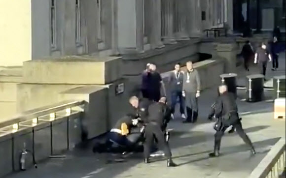 영국 런던 브리지에서 경찰들이 흉기로 2명을 숨지게 한 테러 용의자 우스만 칸을 바닥에 눕혀 제압하고 있다. 런던 AP 연합뉴스