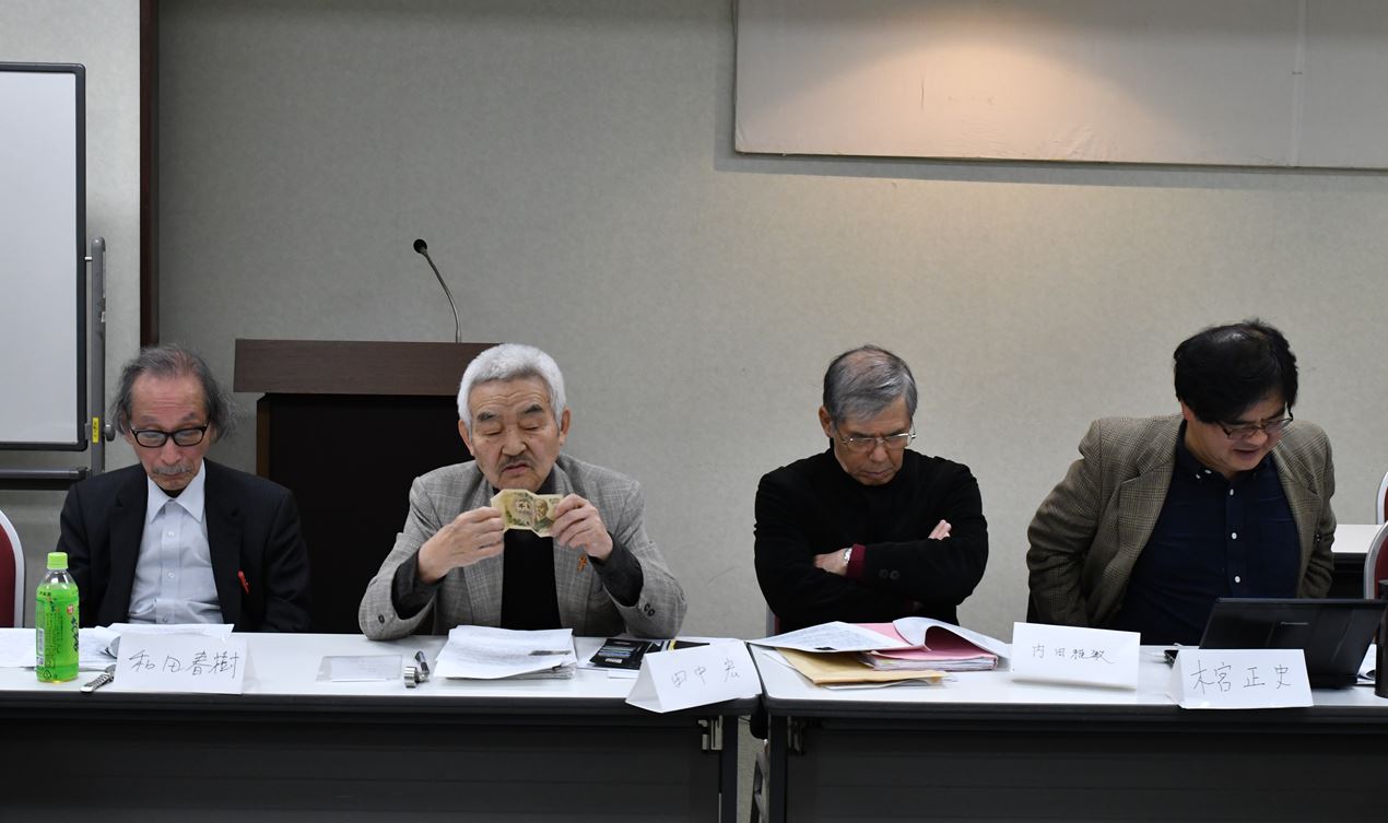 와다 하루키(왼쪽) 도쿄대 명예교수, 다나카 히로시(두번째) 히토쓰바시대 명예교수 등 일본의 지식인들이  1일 도쿄 교육회관에서 ‘일한관계 개선의 길’을 주제로 토론회를 갖고 있다.