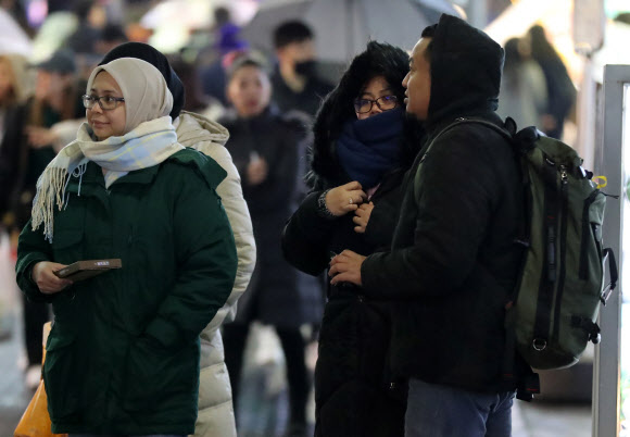 매서운 서울 날씨에 꽁꽁 싸맨 관광객들 