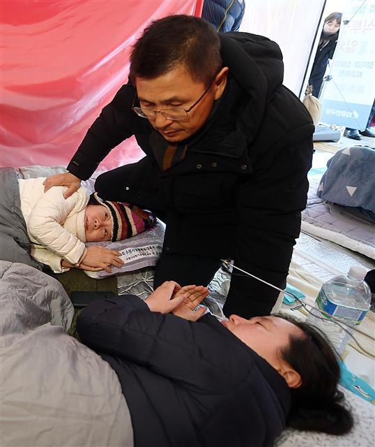 ‘4일째 단식’ 신보라 정미경 위로하는 황교안 대표