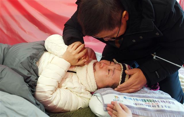 ‘당무복귀’ 황교안 대표, 단식농성장 방문