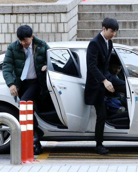 차에서 내리는 이재웅-박재욱