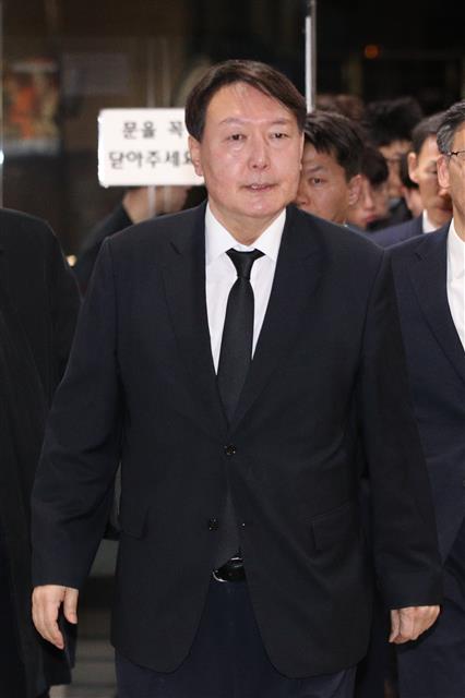 윤석열 검찰총장이 2일 오후서울 서초구 서울성모병원 장례식장에 마련된 A수사관의 빈소를 조문하고 있다.  백원우 전 민정비서관 휘하의 특별감찰반에서 근무한 A수사관은 지난 1일 서울 서초구 서초동의 한 사무실에서 윤석열 검찰총장에게 자신의 가족을 배려해 줄 것을 호소하는 유서를 남기고 스스로 목숨을 끊었다. 2019.12.2 뉴스1