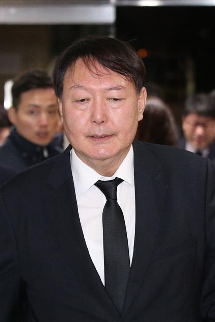 윤석열 검찰총장이 2일 오후서울 서초구 서울성모병원 장례식장에 마련된 A수사관의 빈소를 조문하고 있다.  백원우 전 민정비서관 휘하의 특별감찰반에서 근무한 A수사관은 지난 1일 서울 서초구 서초동의 한 사무실에서 윤석열 검찰총장에게 자신의 가족을 배려해 줄 것을 호소하는 유서를 남기고 스스로 목숨을 끊었다. 2019.12.2 뉴스1