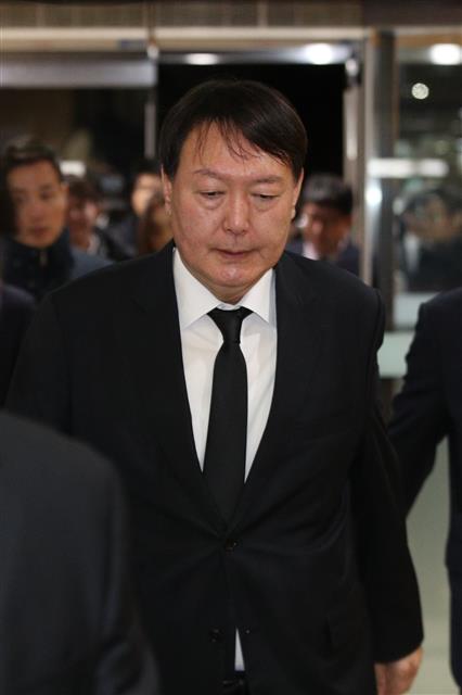 윤석열 검찰총장이 2일 오후서울 서초구 서울성모병원 장례식장에 마련된 A수사관의 빈소를 조문하고 있다.  백원우 전 민정비서관 휘하의 특별감찰반에서 근무한 A수사관은 지난 1일 서울 서초구 서초동의 한 사무실에서 윤석열 검찰총장에게 자신의 가족을 배려해 줄 것을 호소하는 유서를 남기고 스스로 목숨을 끊었다. 2019.12.2 뉴스1