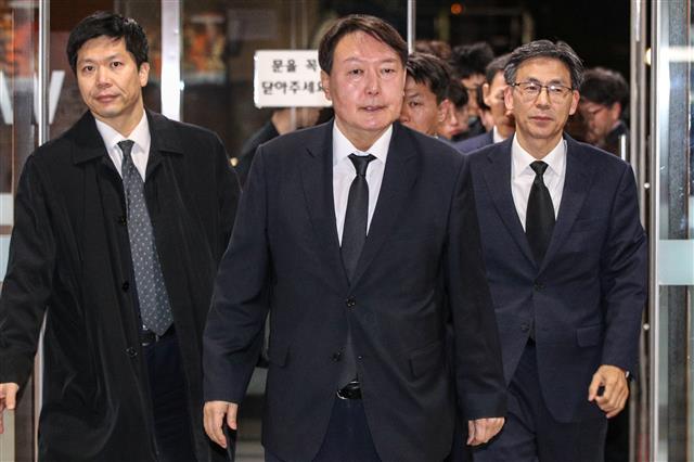 윤석열 검찰총장이 2일 오후서울 서초구 서울성모병원 장례식장에 마련된 A수사관의 빈소를 조문하고 있다. 백원우 전 민정비서관 휘하의 특별감찰반에서 근무한 A수사관은 지난 1일 서울 서초구 서초동의 한 사무실에서 윤석열 검찰총장에게 자신의 가족을 배려해 줄 것을 호소하는 유서를 남기고 스스로 목숨을 끊었다. 2019.12.2 뉴스1