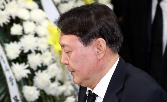 윤석열 검찰총장이 2일 오후 서울 서초구 서울성모병원 장례식장에 마련된 전 청와대 민정비서관실 특별감찰반 수사관의 빈소를 조문한 뒤 굳은 표정으로 나오고 있다. 2019.12.2  연합뉴스