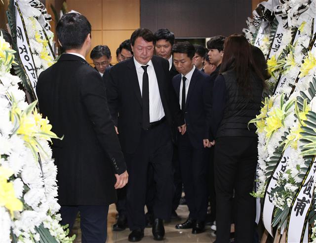 윤석열 검찰총장이 2일 오후서울 서초구 서울성모병원 장례식장에 마련된 A수사관의 조문을 마친후 빈소를 나서고 있다.  백원우 전 민정비서관 휘하의 특별감찰반에서 근무한 A수사관은 지난 1일 서울 서초구 서초동의 한 사무실에서 윤석열 검찰총장에게 자신의 가족을 배려해 줄 것을 호소하는 유서를 남기고 스스로 목숨을 끊었다. 2019.12.2 뉴스1