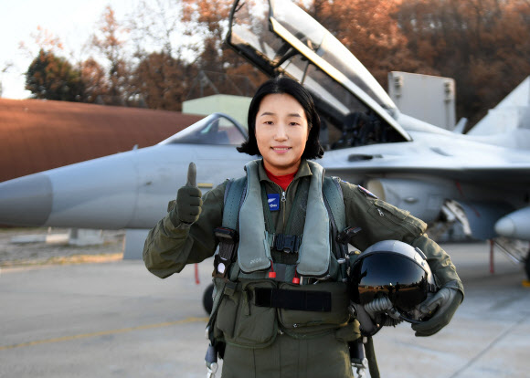 여군 최초 비행대대장 16전비 박지연 중령
