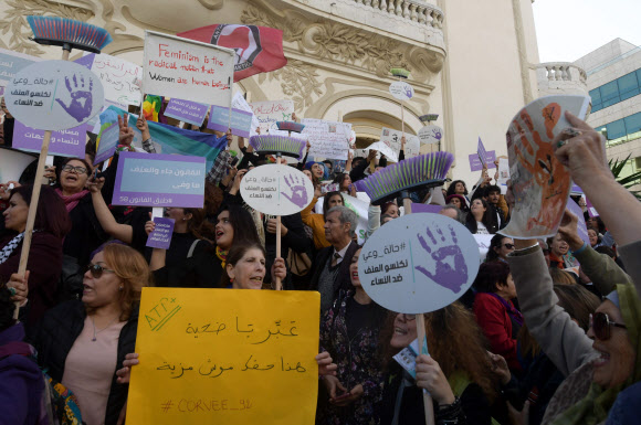 시위 중인 튀니지 여성들-AFP 연합뉴스
